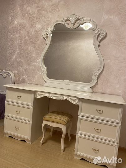 Туалетный столик с зеркалом