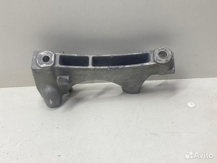 Крепление подушки двигателя правое Toyota Camry