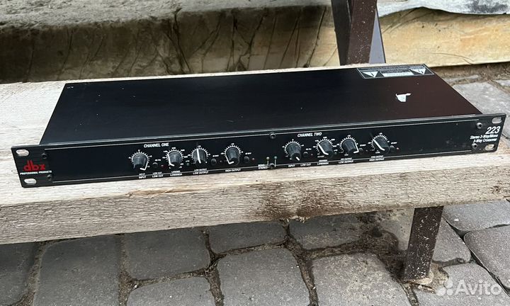 Dbx 223 stereo 2-way/mono 3-way crossover