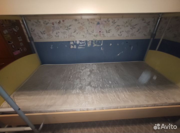 Кровать двухьярусная