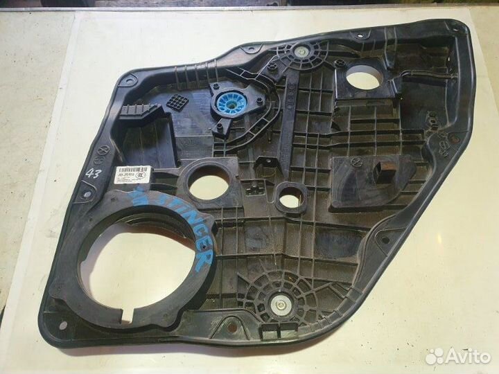 Стеклоподъемник задний правый Kia Stinger седан