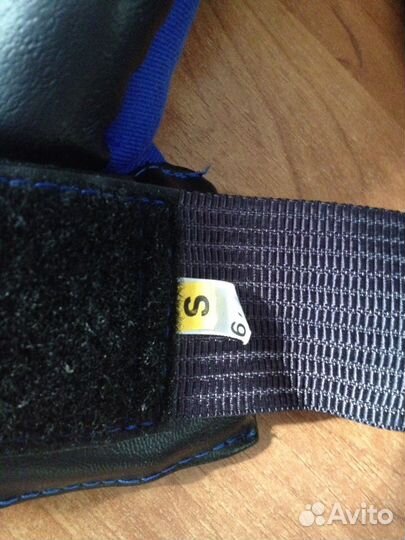 Перчатки и защита на ноги для рукопашного боя