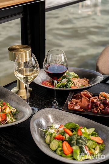 Прогулка на дизайнерском теплоходе 