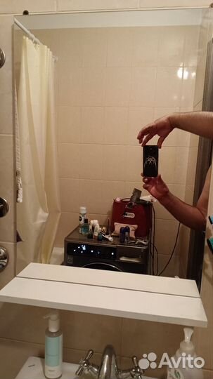 Зеркало в ванную с полочкой