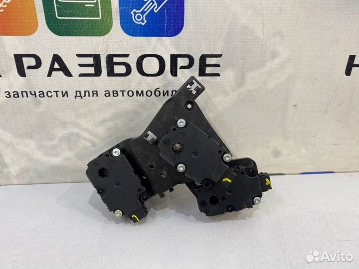 Сервопривод заслонки отопителя левый Audi Q7 4MB