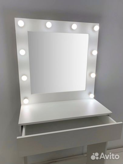 Гримерный столик с зеркалом 80/80