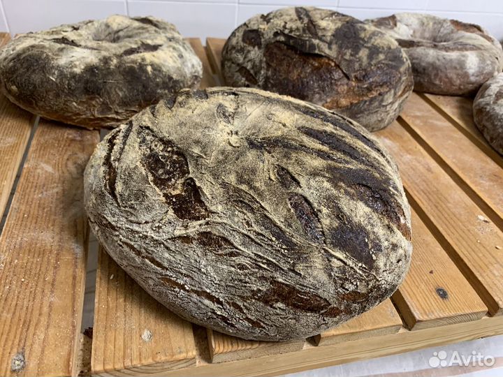 Пекарь хлеба