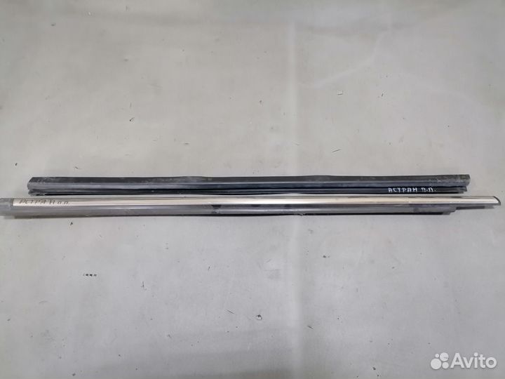 Уплотнитель правого стекла перед Opel Astra H 2005