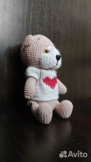 Мишка игрушка с сердечком вязаный