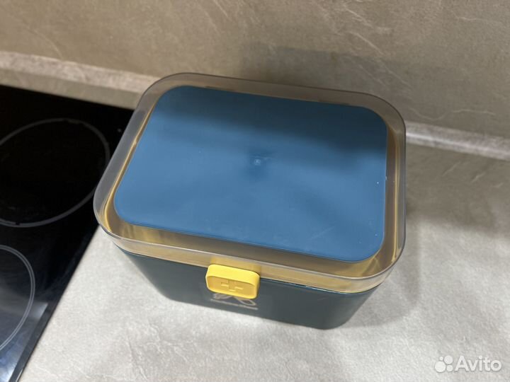 Аптечка, контейнер для лекарств с ручкой