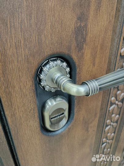 Входная уличная дверь с окном и ковкой 