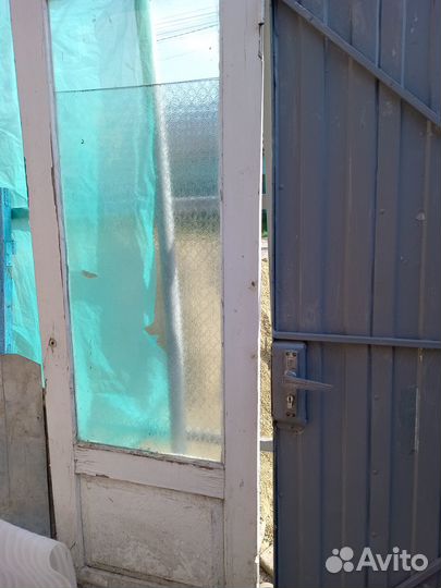 Дверь со стеклом деревянная