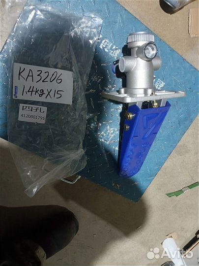 Педаль тормоза (в сборе с клапаном) 300F 800901158