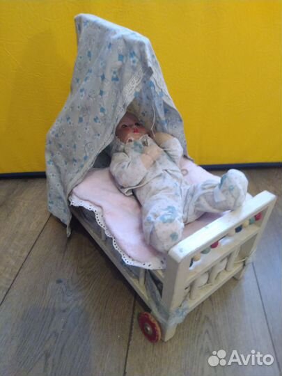 Кроватка старинная и кукла заводная Германия