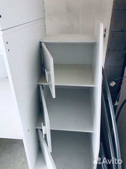 Детская кровать со столом и шкафом