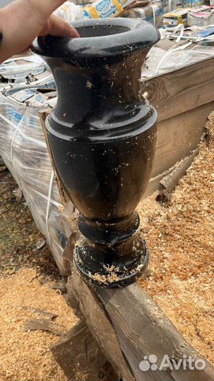 Ваза гранитная на кладбище