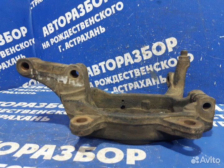 Передний правый поворотный кулак Nissan Teana J31