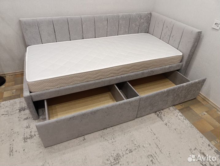 Детская кровать с мягкой спинкой