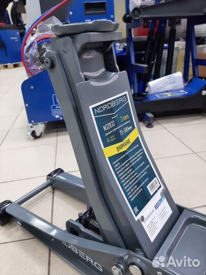 Домкрат подкатной низкопрофильный для шиномонтажа