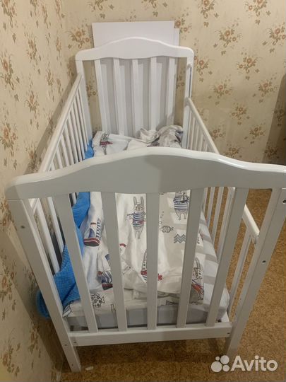 Детская кроватка с поперечным маятником