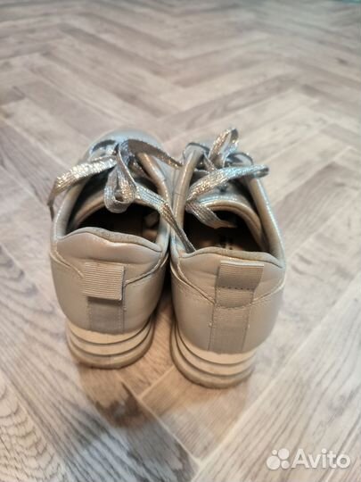 Кроссовки женские