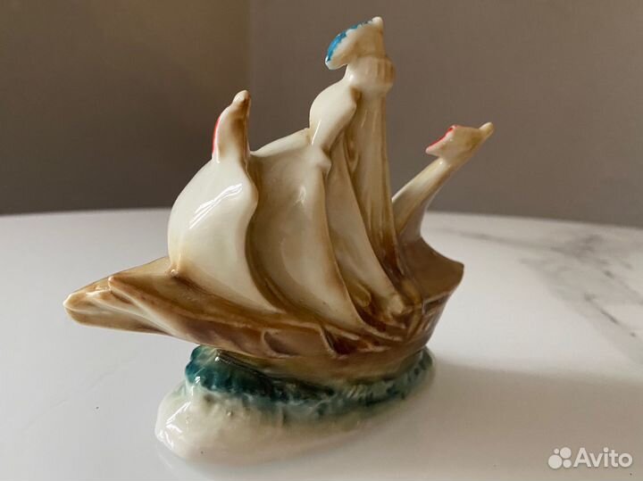 Фарфоровая статуэтка 