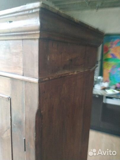 Антикварный платяной шкаф
