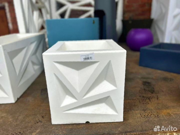 Белое кашпо для улицы