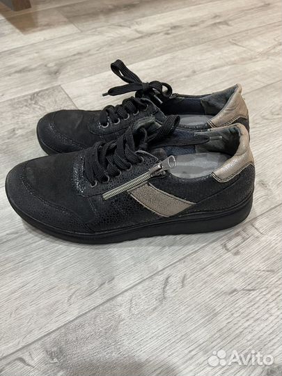 Кроссовки женские