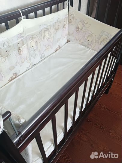 Детская кроватка с поперечным маятником