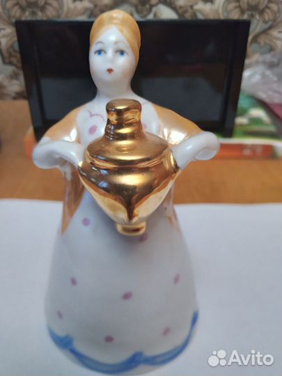 Фарфоровая статуэтка Барыня с самоваром