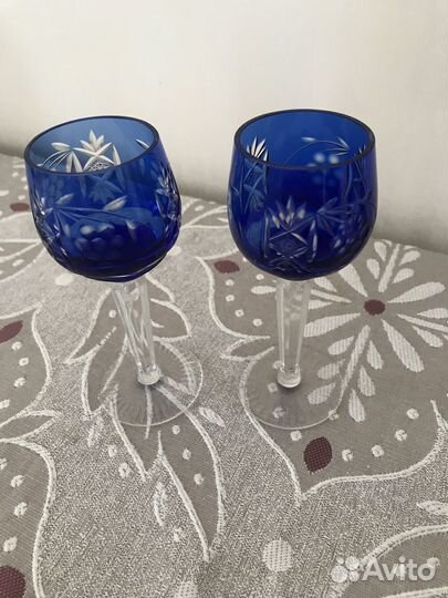 Хрустальные рюмки на ножке