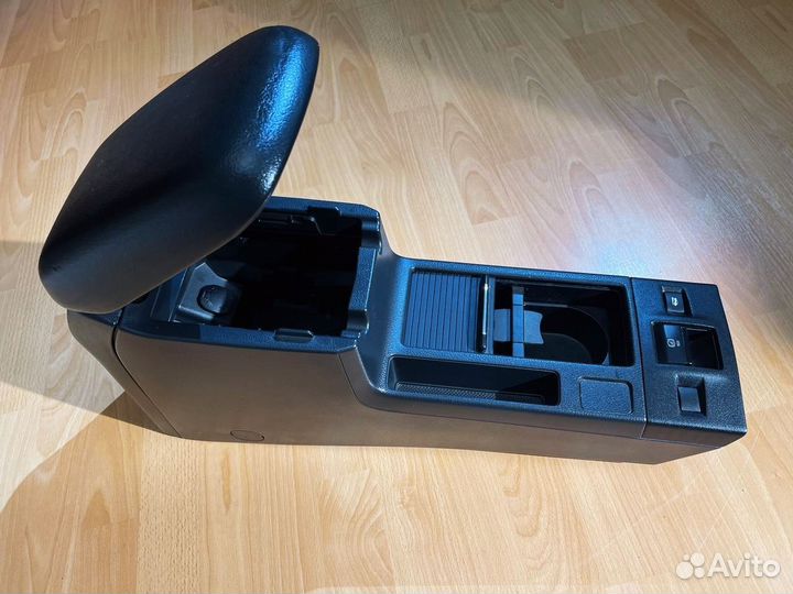 Подлокотник Subaru Levorg