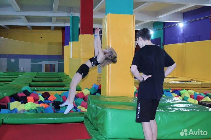 Тренер по прыжкам на батуте