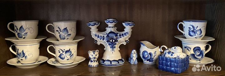 Посуда гжель много - доски, чашки, блюдца, фигурки
