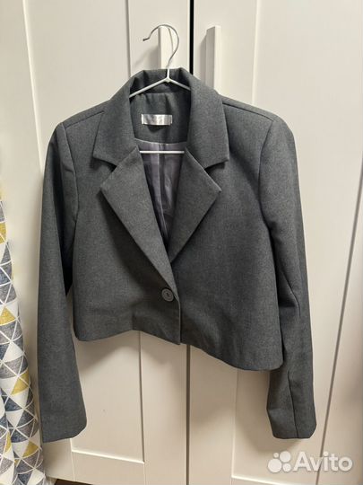 Пиджак женский укороченный серый