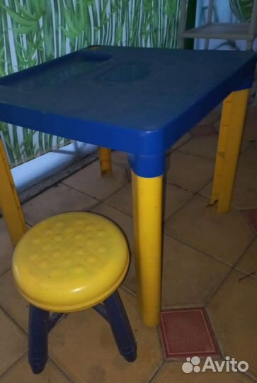 Стол и стул пластик