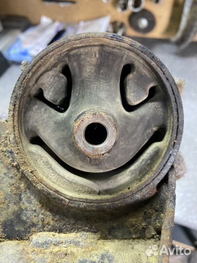 Подушка МКПП левая nissan almera n16 1.5л