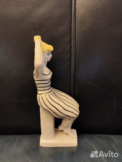 Фарфоровая фигурка,девушка с прической,ссср,лфз,18