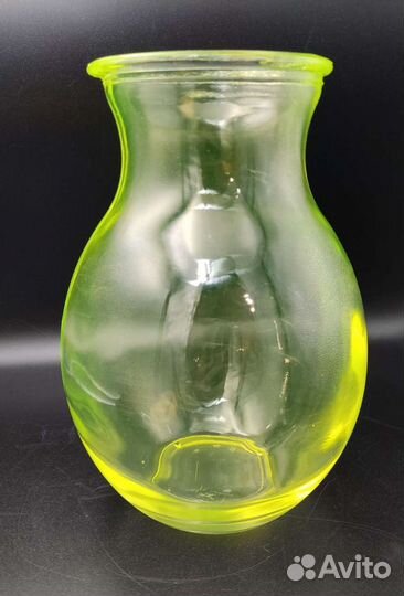Ваза из уранового стекла