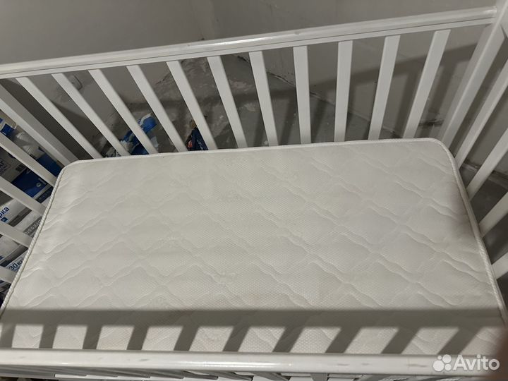 Детская кроватка с маятником и ящиком