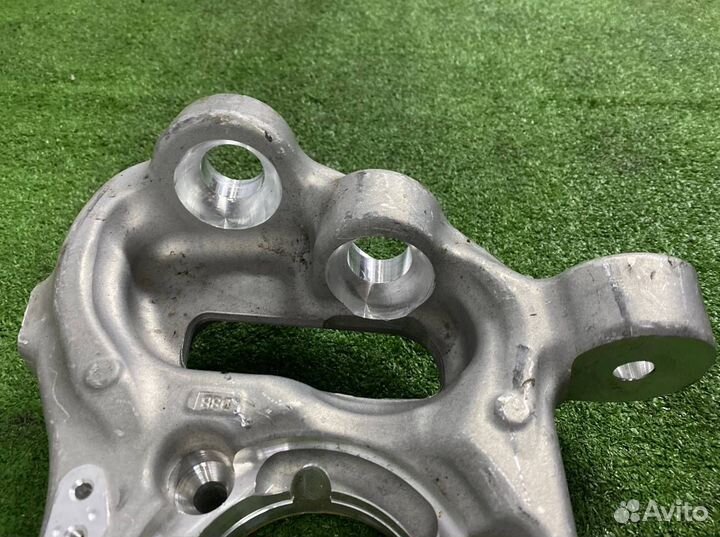 Поворотный кулак передний правый Mercedes-Benz Amg