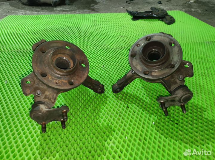 Кулак передний Volkswagen Polo