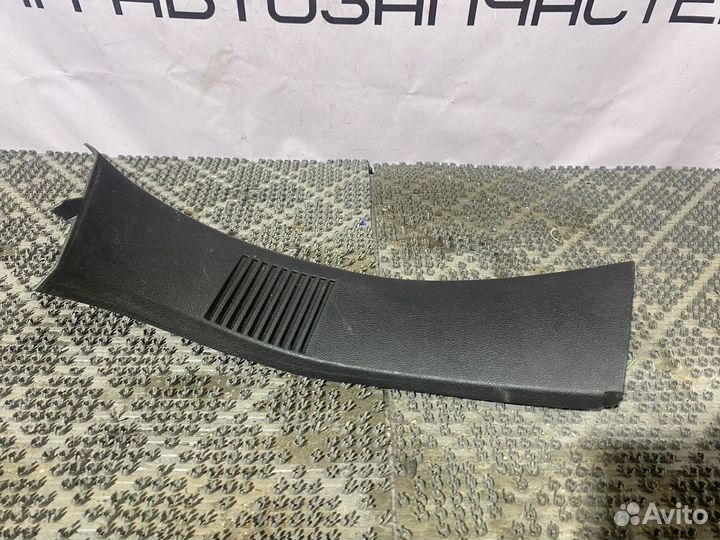 Накладка проема багажника правая Ford Fusion 1