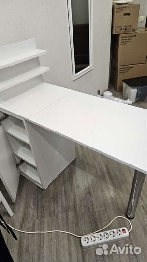 Маникюрный стол с подставкой