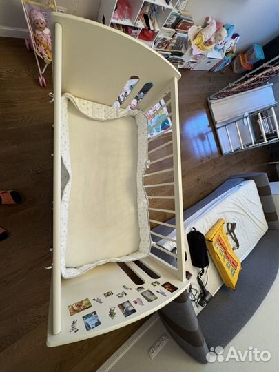 Детская кроватка на колесиках