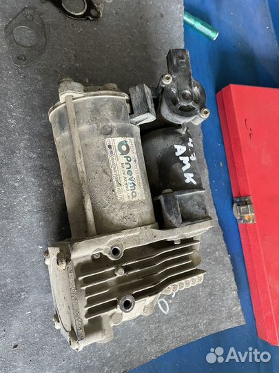 Компрессор пневмоподвески mercedes w221