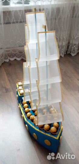 Рояль, корабль с конфетами