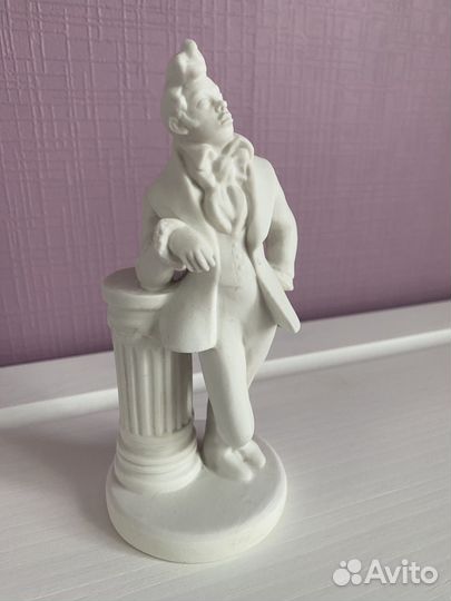 Фарфоровая статуэтка 