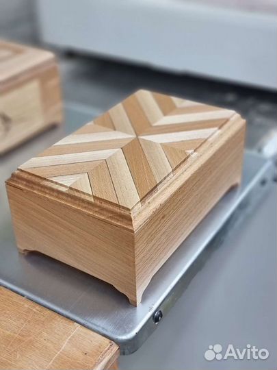 Деревянная шкатулка